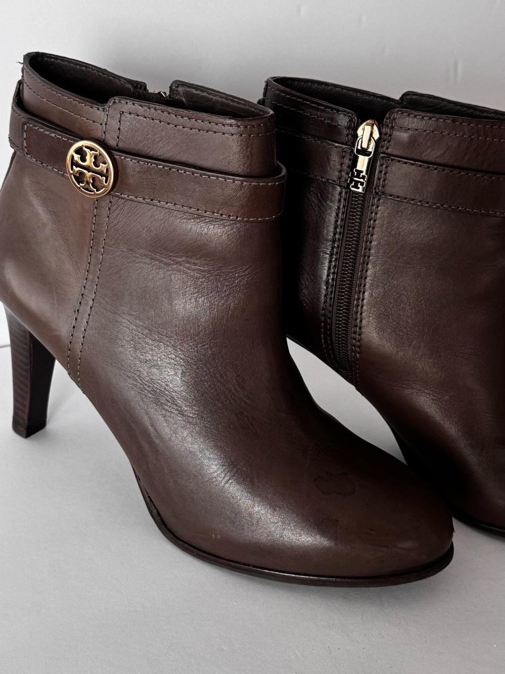 Tory Burch Women's Taupe Leather Ankle Booties Size 10M Gold Logo
Side Zip Heel